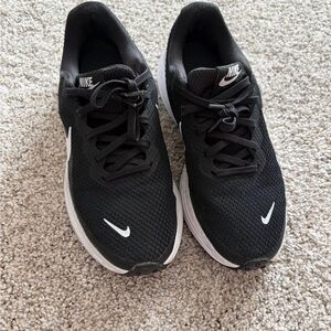 Nike Revolution 8 Men’s size 7- black/white
